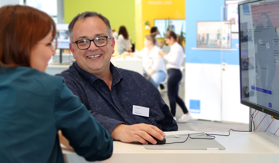 Torsten Külpmann spricht lachend mit einer Frau