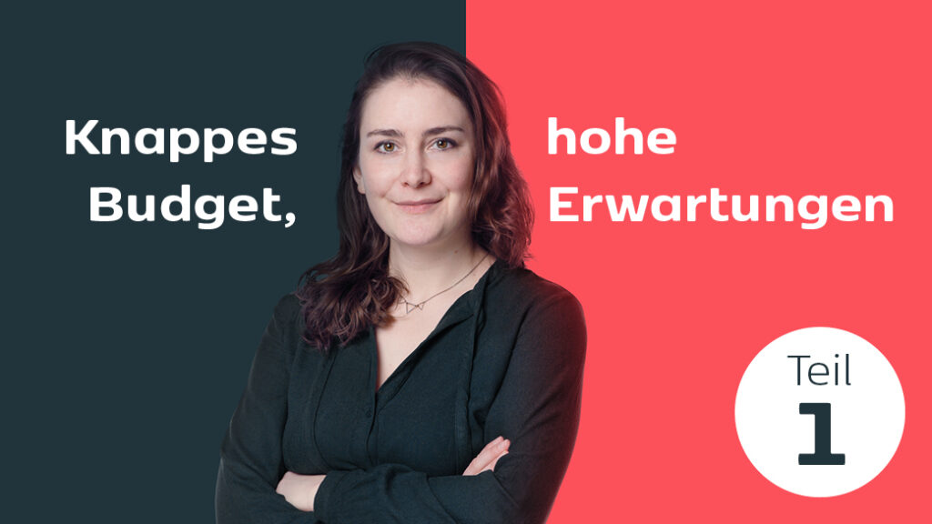 Ein Foto von der youknow Mitarbeiterin Julia Kammermeier. Der Hintergrund ist in zwei Farben unterteilt, auf der linken Seite ist schwarz mit der Aufschrift 