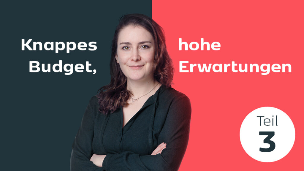 Ein Foto von der youknow Mitarbeiterin Julia Kammermeier. Der Hintergrund ist in zwei Farben unterteilt, auf der linken Seite ist schwarz mit der Aufschrift 