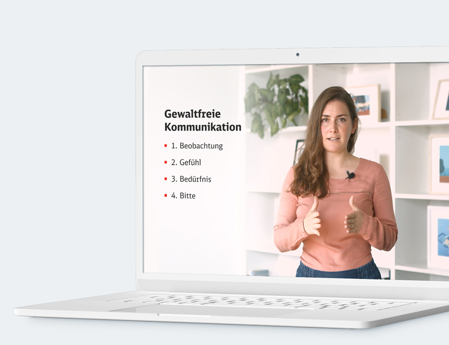 Illustration eines Laptops das einen Screenshot eines Talking Head Videos mit Julia Kammermeier zeigt, es geht um gewaltfreie Kommunikation