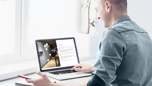 Eine Person sitzt vor einem Laptop und absolviert ein Training