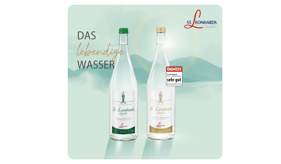 Zwei Flaschen St. Leonhardsquelle Wasser vor einer Berglandschaft mit dem Text