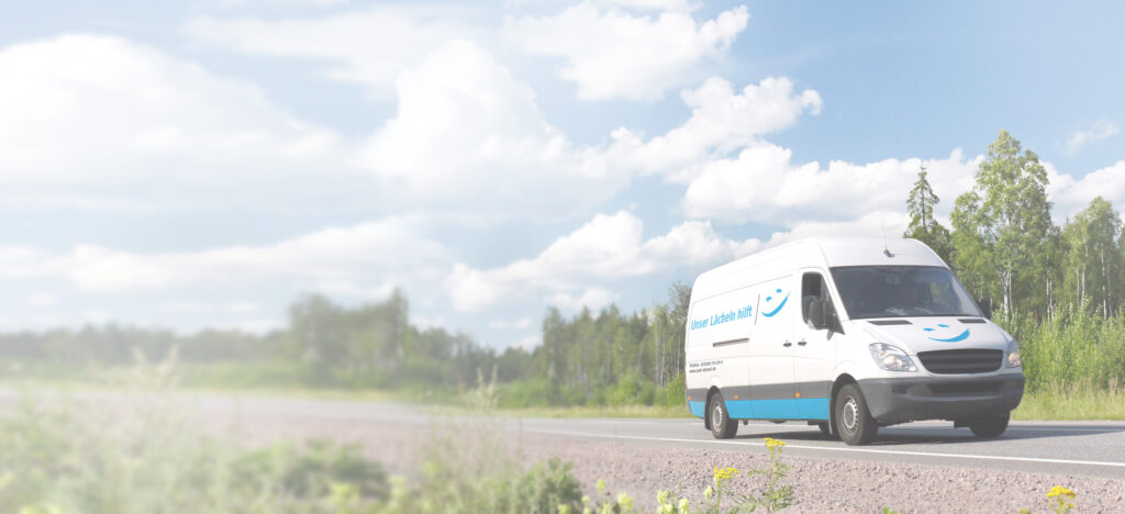 Ein großer weißer Van, mit einer blauen Aufschrift 
