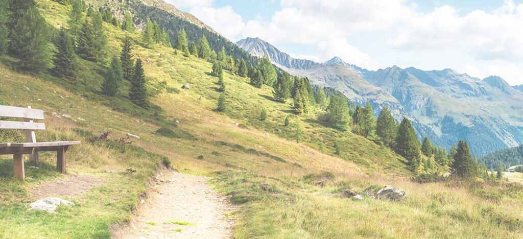 Landschaftsaufnahme eines Wanderweges in den Bergen.