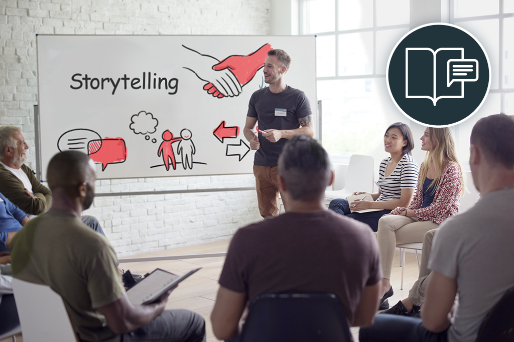 Eine Person hält eine Präsentation über Storytelling vor einem Publikum in einem modernen Seminarraum mit einem großen Whiteboard.