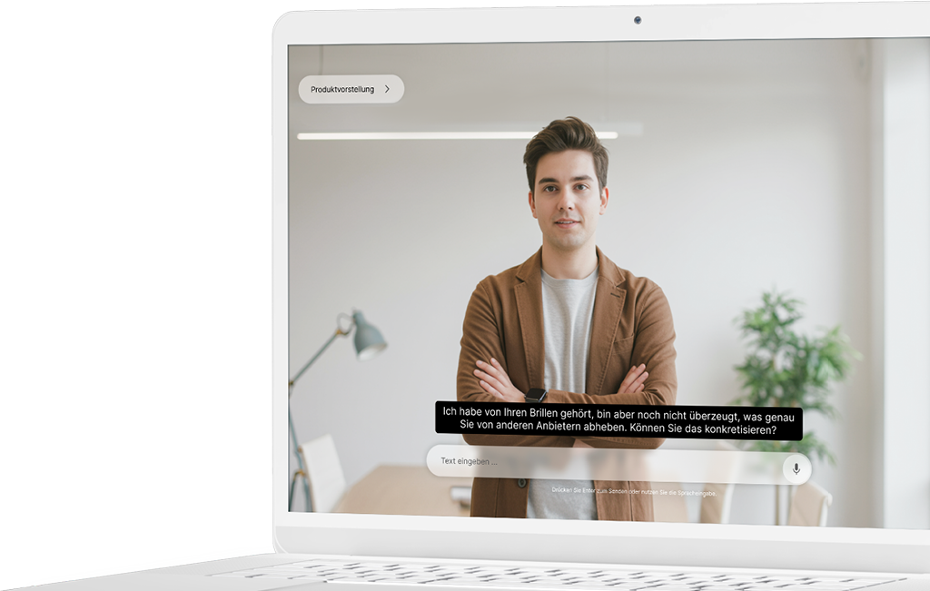 Sales-Mitarbeiter am Laptop stellt Frage zur Differenzierung von Brillenanbietern im KI-gestützten Sales-Training mit Chatbot.