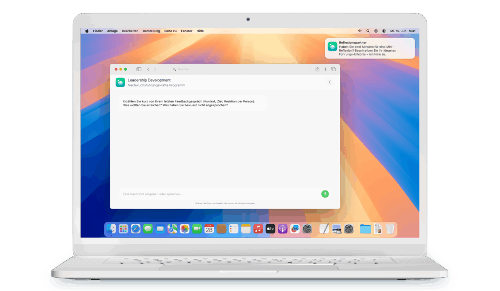 Laptop mit Chatfenster zum Thema Leadership-Entwicklung auf buntem Desktop-Hintergrund.