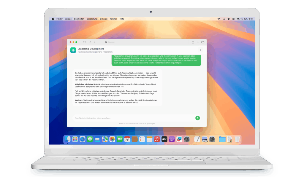 Laptop mit geöffnetem Leadership-Entwicklungsprogramm, Textkommunikation zur Teamführung auf dem Bildschirm.