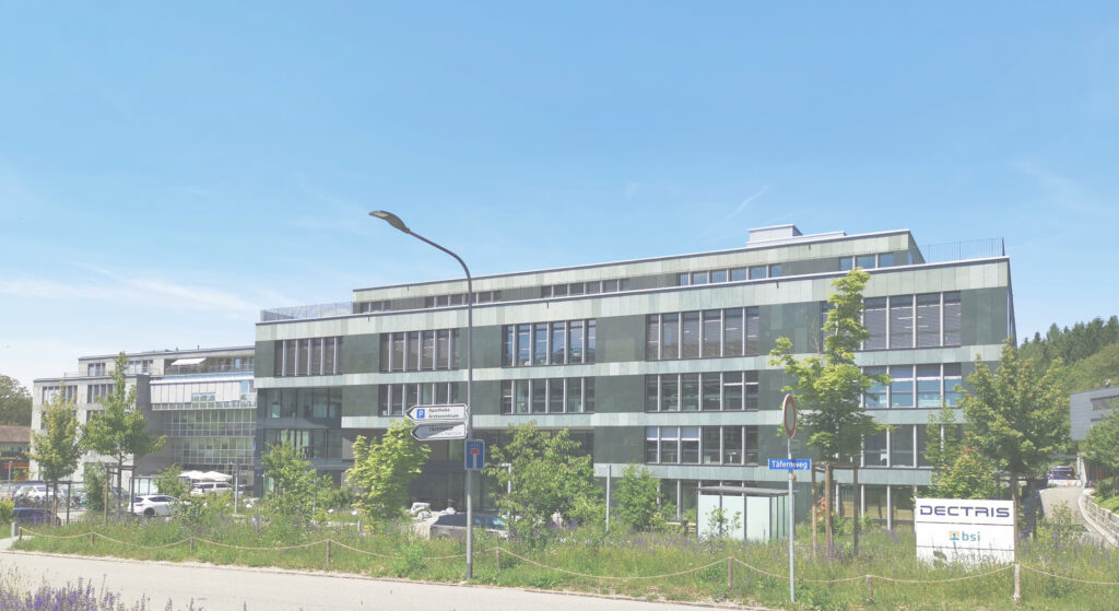 Foto von der Außenansicht des Geschäftsgebäudes