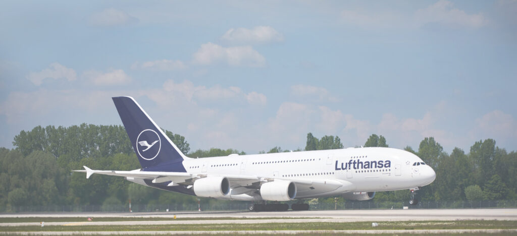 Lufthansa Airbus A380 auf einer Landebahn.