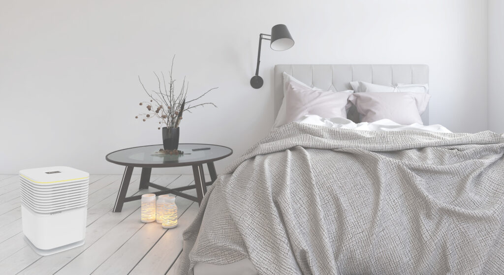 Ein modern eingerichtetes Schlafzimmer mit dem Venta Luftwäscher in weiß