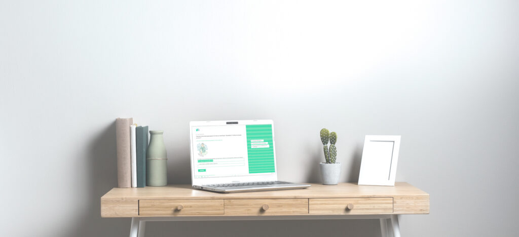 Ein Laptop auf einem minimalistischen Schreibtisch, umgeben von Büchern, einer Vase und einer kleinen Pflanze. Der Bildschirm zeigt einen Screenshot aus dem Training.