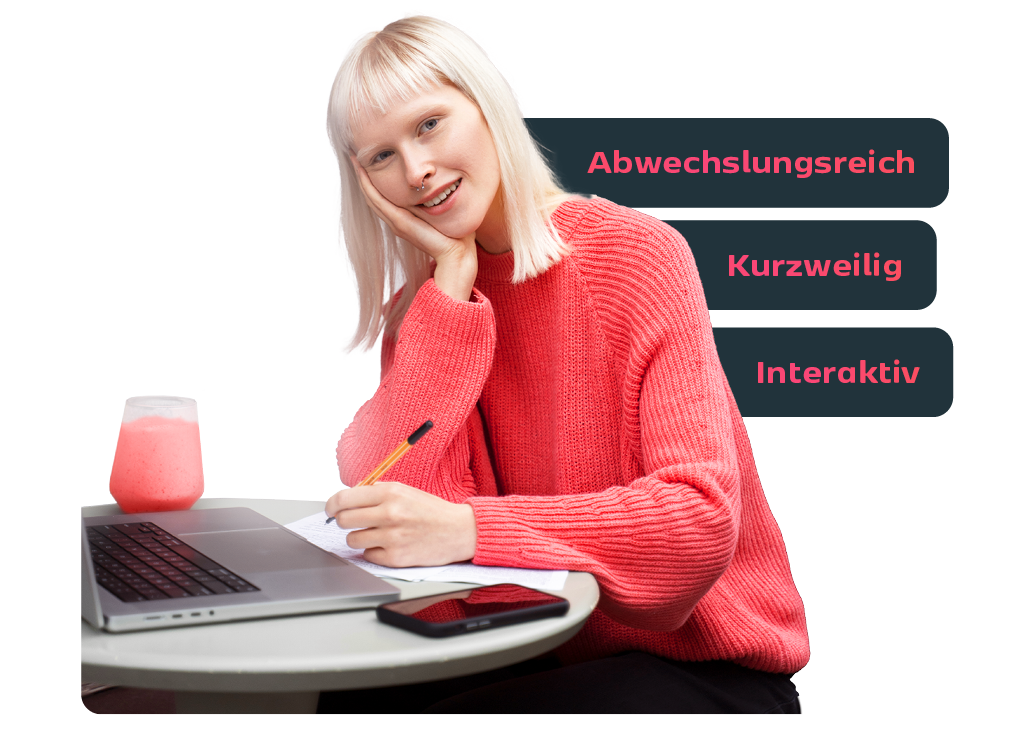 Eine Frau sitzt an einem Tisch, vor sich hat sie einen Laptop und etwas zu schreiben. Sie lächelt in die Kamera. Neben ihr stehen drei Worte: 
