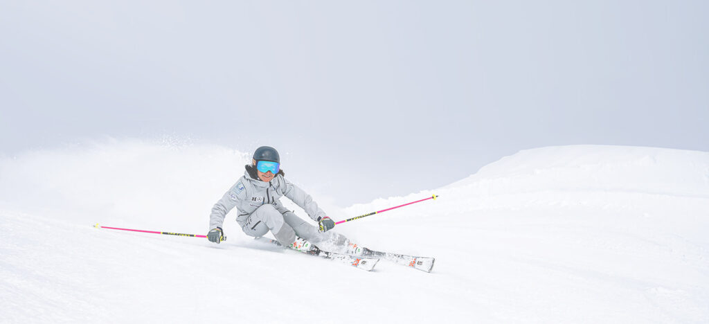 Dynamisches Foto einer Person die Ski fährt