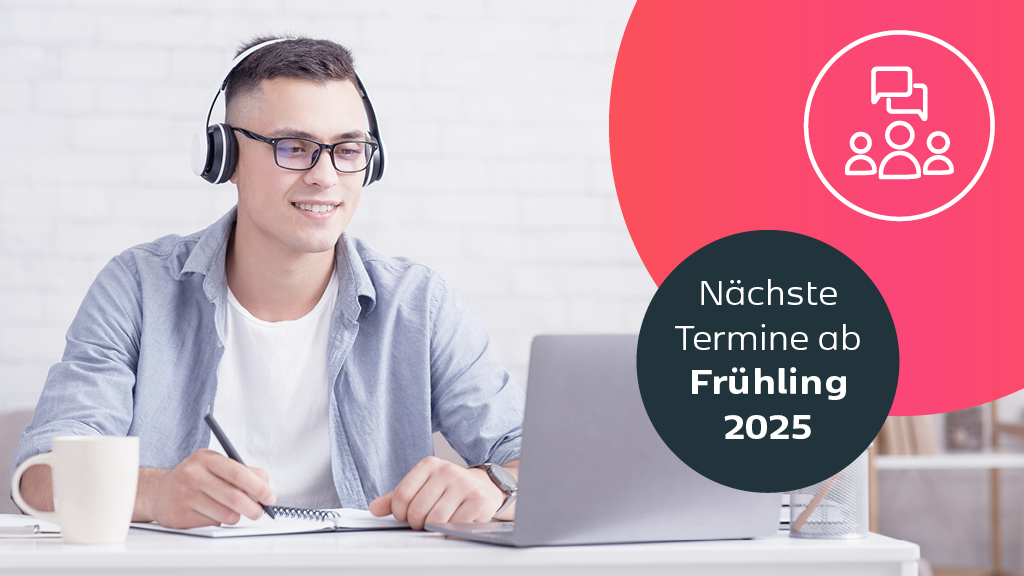 Foto eines jungen Mannes der mit Kopfhörern vor einem Laptop sitzt und etwas auf ein Notizblock notiert. Ein schwarzer Kreis zeigt:
