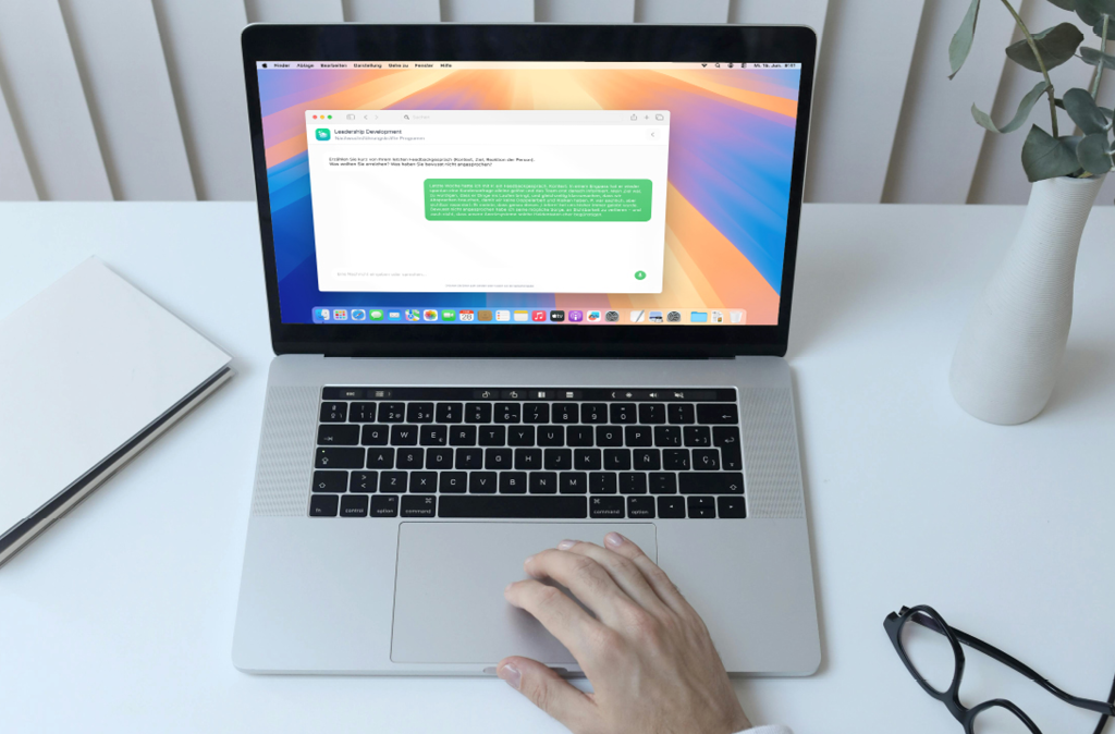 Geöffneter Laptop mit einer Hand auf dem Touchpad. Das Bild zeigt eine Person, die am Computer arbeitet und digitale Lerninhalte oder Informationen nutzt.