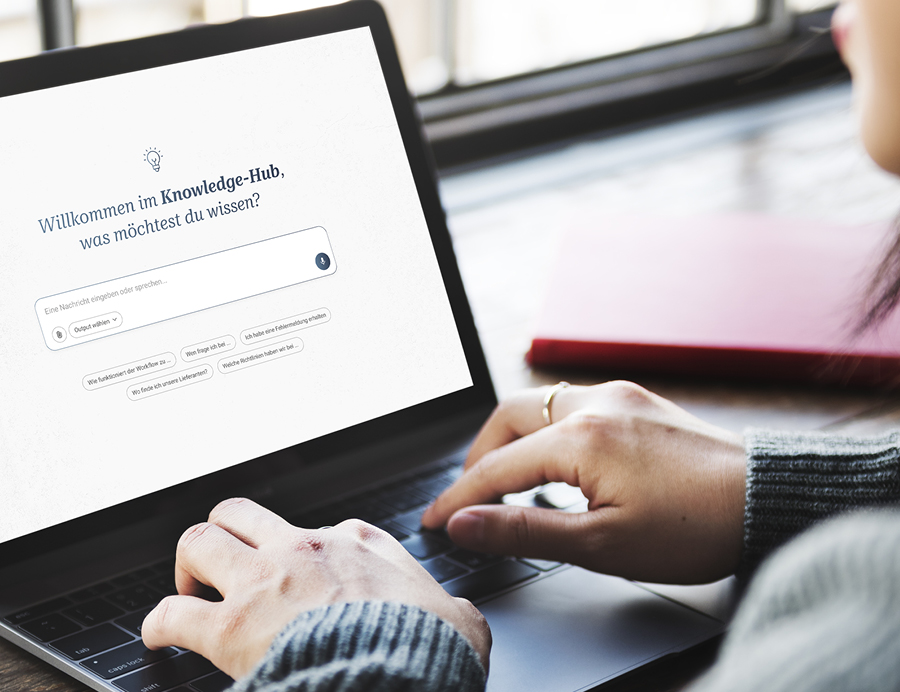 Person am Laptop nutzt den Knowledge-Hub für Informationen. Bildschirm zeigt Suchfunktion und verschiedene Optionen.
