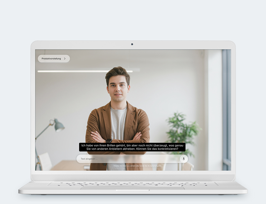Mann präsentiert Produkt auf einem Laptop-Bildschirm in einem modernen Bürosettings mit Pflanzen und Lampe.