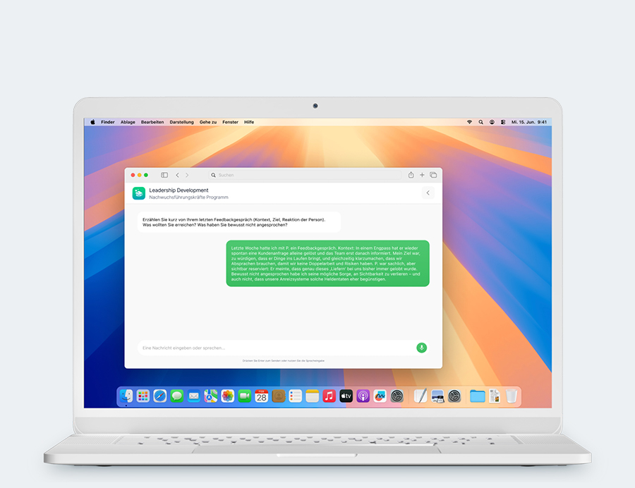 Laptop mit geöffneter Nachrichten-App zeigt Chat über Leadership Development vor buntem Hintergrund.
